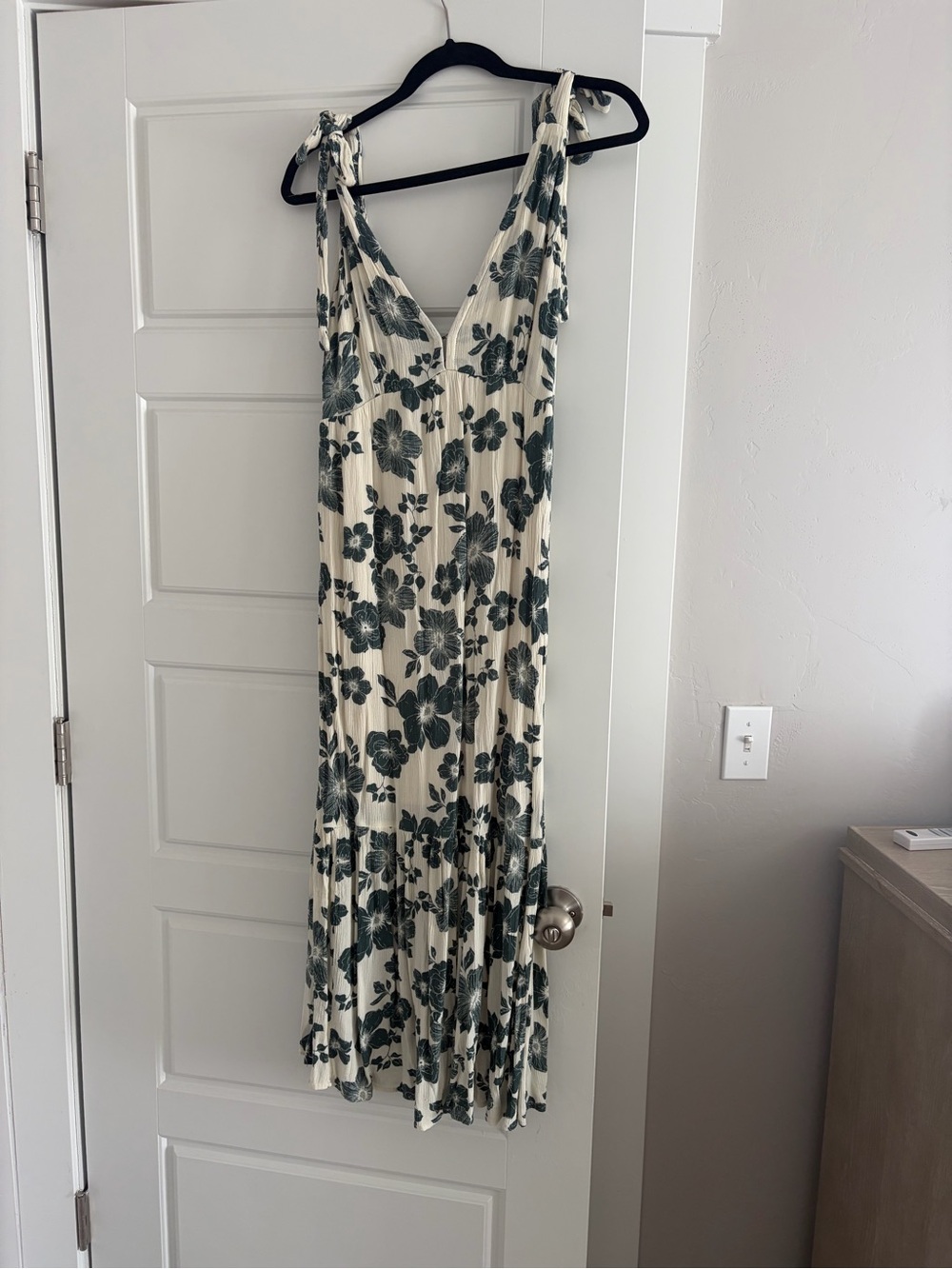 Abercrombie & Fitch Tropical Tie-Shoulder V-Neck Maxi Dress in Cream and Green
